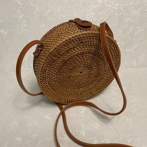 Woven summer bag with leather strap